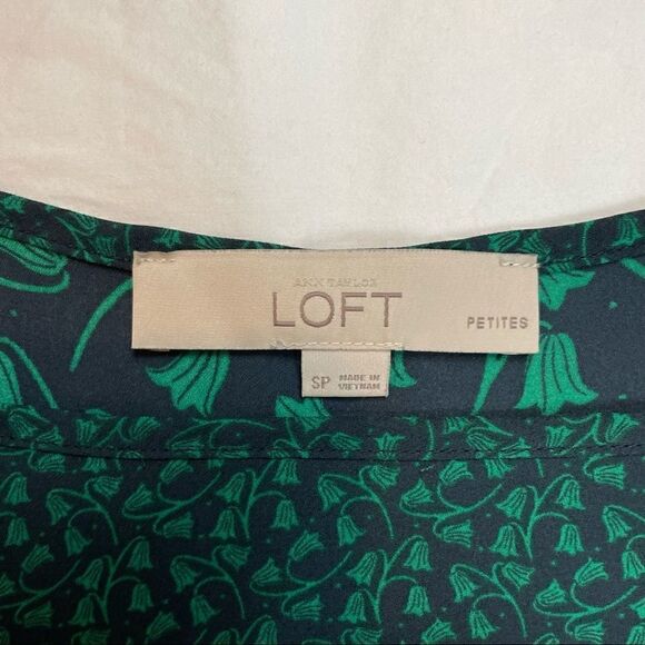 Ann Taylor LOFT Floral Top in Green & Navy, size SP, EUC - Picture 4 of 7